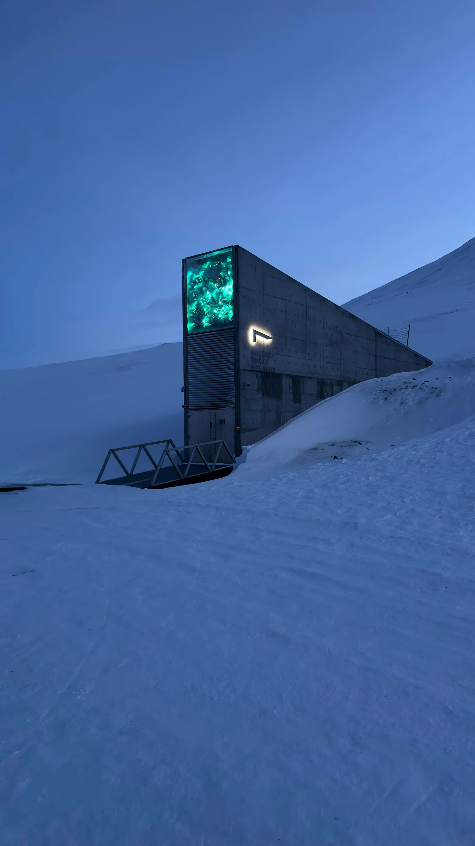 Svalbard: Global Seed Vault & Arctic Viewpoint Tour by Car